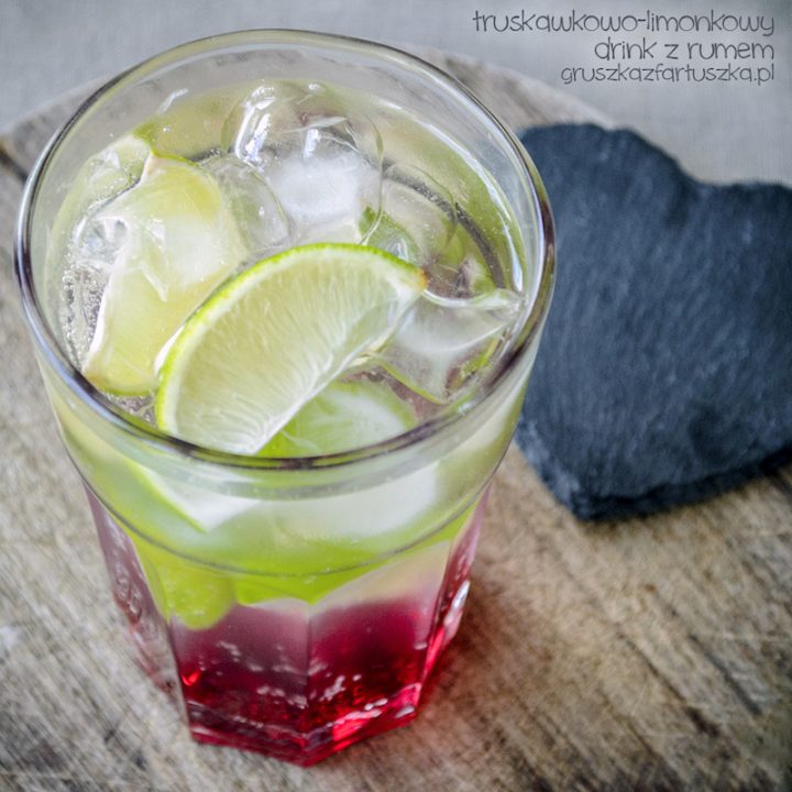 truskawkowo-limonkowy drink z rumem