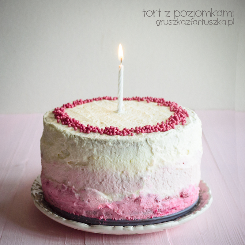 urodzinowy tort z poziomkami